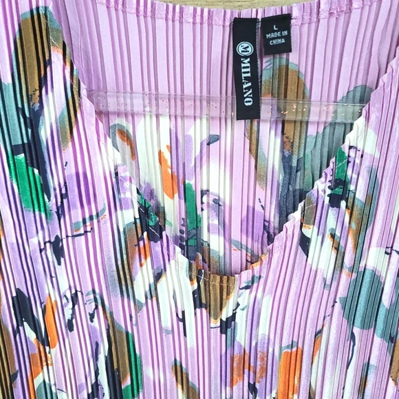 * SOLD* MILANO | FLORAL CRINKLED V-NECK SLEEVELESS TOP - Picture 2 of 4